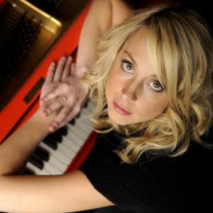 Female pianist/vocalist with a wide repertoire from jazz standards to Rock Anthems